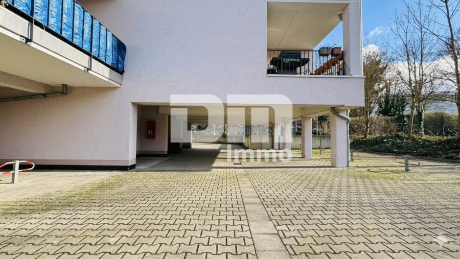 Moderne 4 Zimmer HP / EG Wohnung mit 2 Bädern und großer Terrasse direkt an der Uni - Innenhof / Carports / Zugang Treppenhaus 2